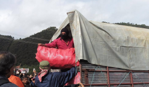The Zapatistas from the Caracol named "La Realidad" delivering food to the striking teachers 